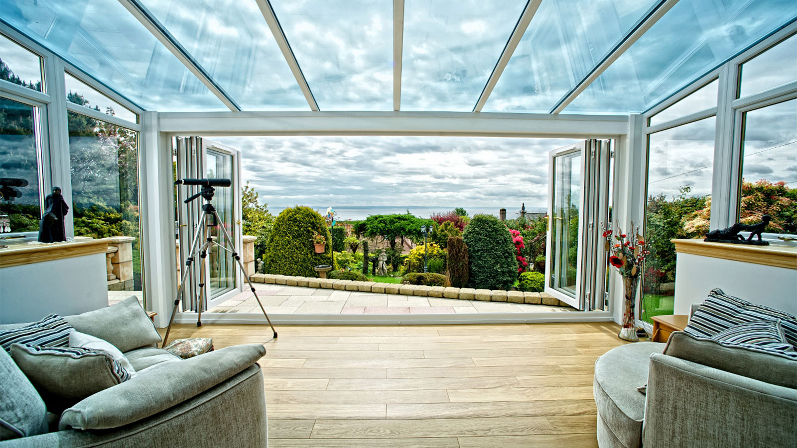 современные павильоны. в этом павильоне находятся самые большие окна. в этом павильоне находятся самые большие окна. в этом павильоне находятся самые большие окна. уличный павильон.